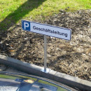 Parkplatzreservierungsschild, Parkplatzschild Besucher ohne Bohrlöcher